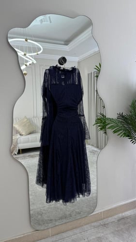 فستان أريام كحلي دانتيل بقصة خصر ناعمة