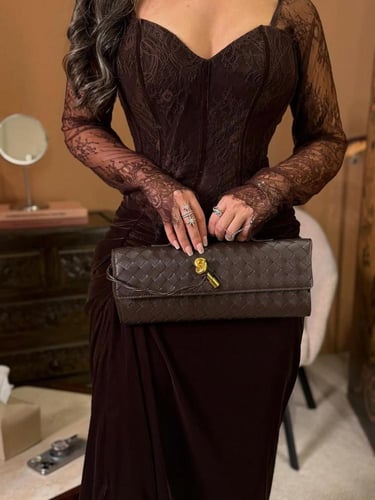 فستان سهرة مخملي بني بأكمام دانتيل فاخرة