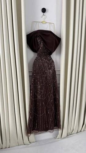 فستان سهرة بني مطرز بترتر فاخر مع تصميم مبتكر للأك...