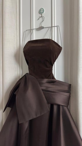 فستان سهرة بني شوكولاتة سترابلس بفيونكة