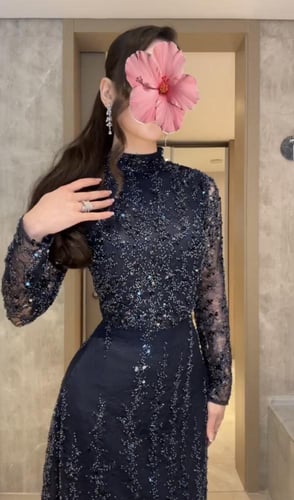 فستان سهرة كحلي بترتر لامع وأكمام طويلة