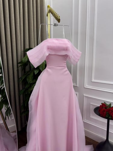 فستان سهرة وردي بذيل منفوش فاخر