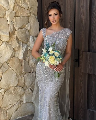 فستان “ميرال” سهرة فضي مطرز بتصميم فاخر