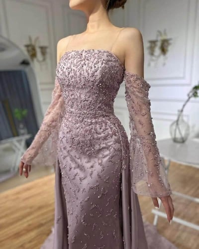 فستان سهرة وردي راقٍ بتطريز فاخر وأكمام تول شفافة