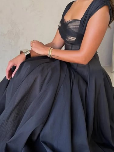 فستان سهرة أسود بتصميم أنيق وقصة جذابة