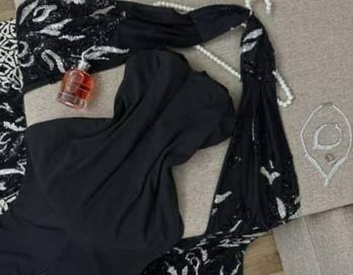 فستان أسود ملكي بالكاب المطرز لإطلالة راقية وجذّاب...