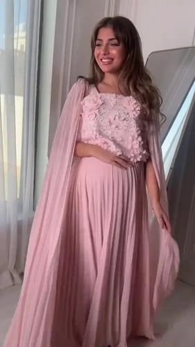 فستان سهرة وردي بلمسات الزهور وسحر الكاب