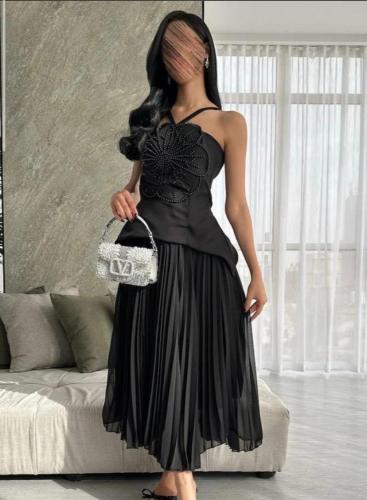 فستان سهرة أسود أنيق بتصميم عصري مطرز وزينة فاخرة