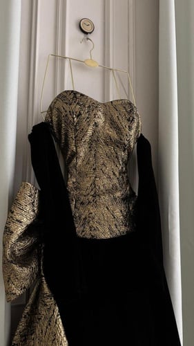 فستان أسود وذهبي ملكي بتفاصيل فاخرة