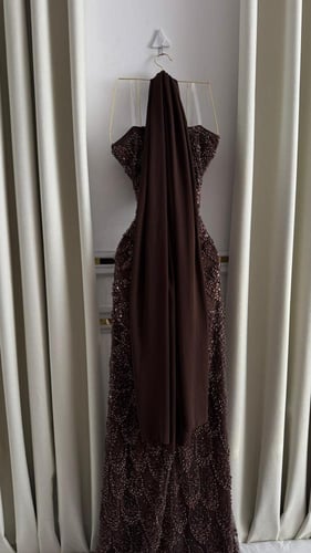 فستان شوكولاتة مطرّز بترتر فاخر وقصّة ضيقة