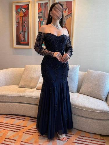 فستان سهرة كحلي مطرّز بأكمام دانتيل فاخرة