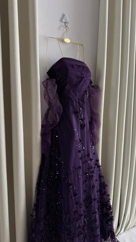 فستان سهرة بنفسجي مطرز بترتر وزهور بارزة