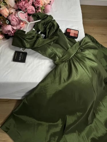 فستان سهرة أخضر داكن بتصميم عصري أنيق