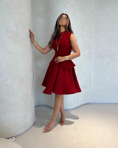 فستان "روبي" أحمر قصير بقصة بيبلم وخصر منحوت