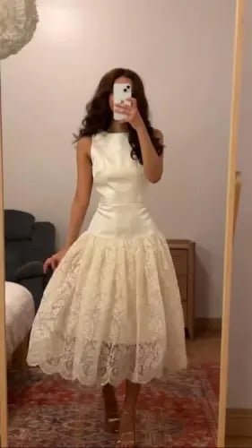 فستان أوف وايت ميدي بطبقات شيفون ناعمة