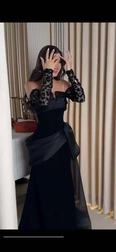 فستان سهرة أسود مخملي بأكمام مطرزة وتفاصيل ساتان ف...