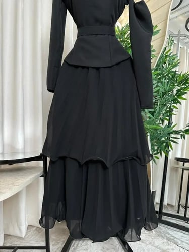 فستان سهرة أسود بقصّة كتف واحدة أنيقة