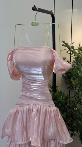 فستان سهرة وردي لامع بطبقات كشكشة فاخرة