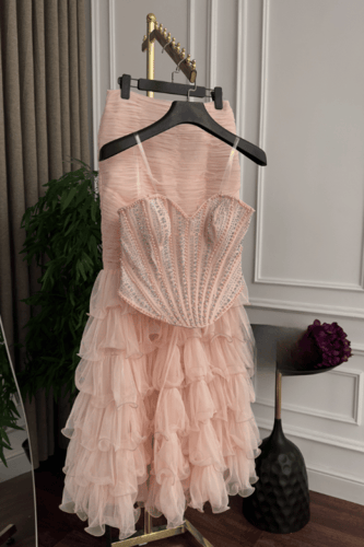 فستان سهرة كورسيه وردي بطبقات تول فاخرة