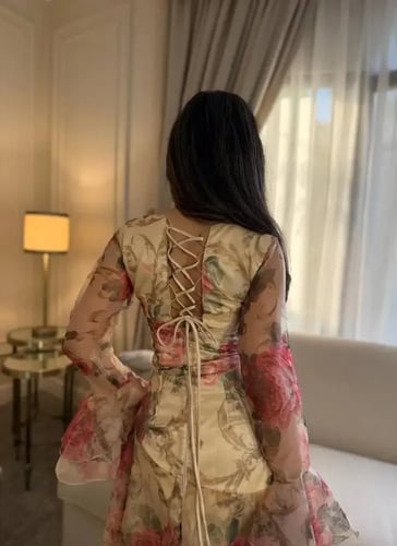 فستان "نرجس" ميدي بطبعات الورود وأكمام كلوش واسعة.