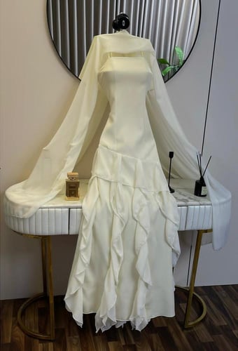 فستان كريمي رقيق بطبقات رفلز لإطلالة العيد