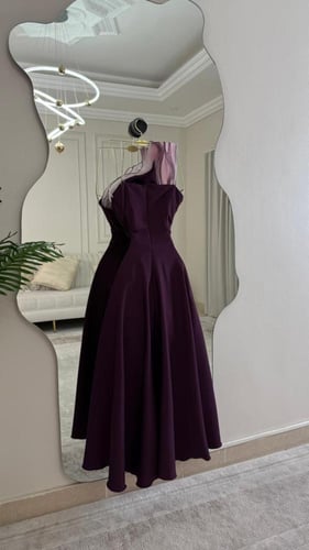 فستان سهرة أرجواني يجمع بين الرقيّ والأنوثة