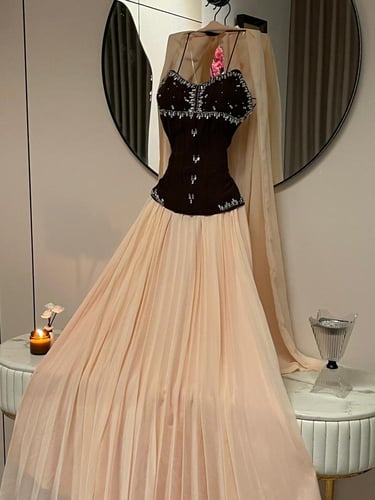 فستان سهرة عاجي بكورسيه بني مطرّز وكاب حريري