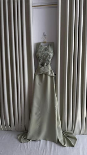 فستان سهرة أخضر نعناعي أنيق بذيل انسيابي وتفاصيل ر...