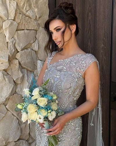 فستان “ميرال” سهرة فضي مطرز بتصميم فاخر