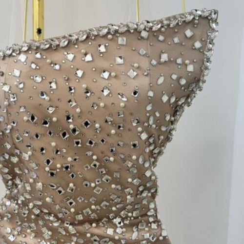 فستان سهرة ذهبي بكتف واحد مرصع بالكريستال