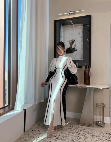 فستان ڤاليري الأبيض بتفاصيل سوداء فاخرة