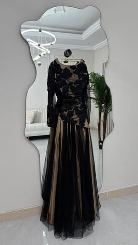 فستان سهرة أسود–ذهبي بتطريز فاخر