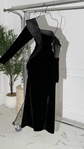 فستان أسود مخملي بتصميم ملكي وبليسية فاخرة