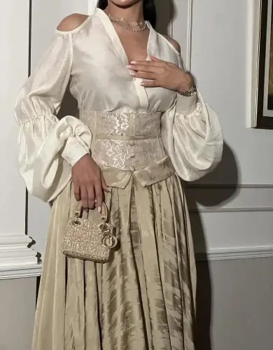 طقم "لافندر" الفاخر: كورسيه مطرز وتنورة ملكية