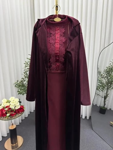 فستان سهرة خمري بتفاصيل دانتيل فاخرة