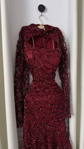 فستان سهرة عنابي مطرز بأكمام طويلة فخمة