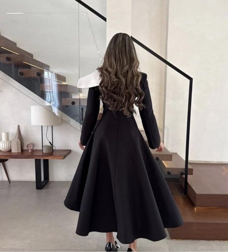 فستان "أوركيد" ميدي أسود بياقة بليزر بيضاء عريضة