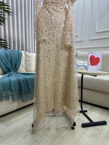 فستان سهرة بيج مطرز بلمعان فاخر وأكمام منسدلة