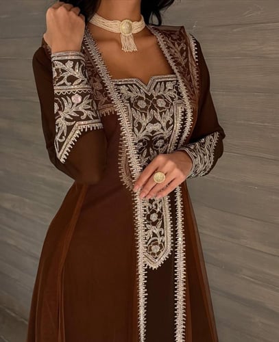 جلابية مغربية مطرّزة بالبني الملكي