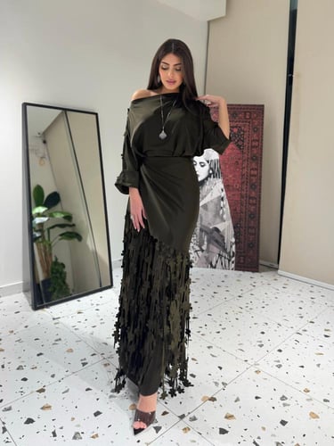 فستان سهرة زيتوني ساتان بورد 3D منسدل