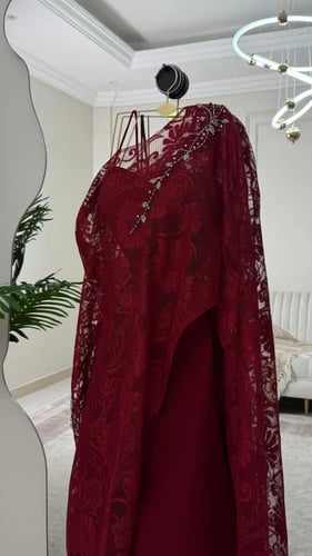 جمبسوت "كادي" العنابي الفاخر بكيب شيفون مطرز بنقوش...