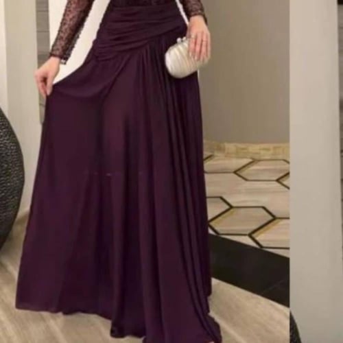 فستان سهرة عنابي مطرز بالكريستال مع طبقات متدرجة