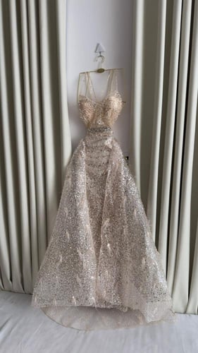 فستان سهرة بيج مطرز بلمعة ملكية