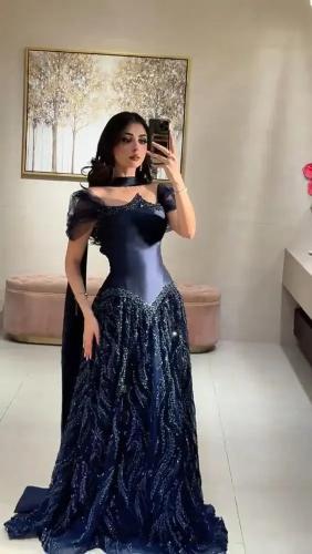 فستان سهرة كحلي بتطريز لامع وتصميم أوف شولدر