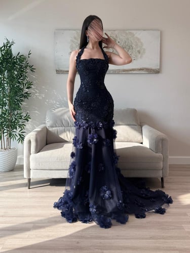 فستان سهرة كحلي مطرّز مع ذيل مزدان بالورود