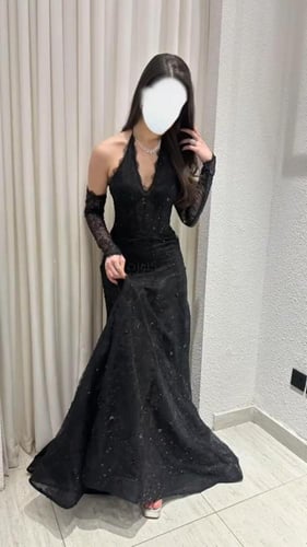 فستان سهرة أسود بترتر لامع مع قفازات