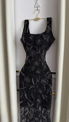 فستان سهرة أسود فاخر مطرز يدوياً بتصميم راقٍ