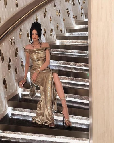 فستان ذهبي بترتر لامع وقصة ضيقة مع فتحة جانبية جذا...
