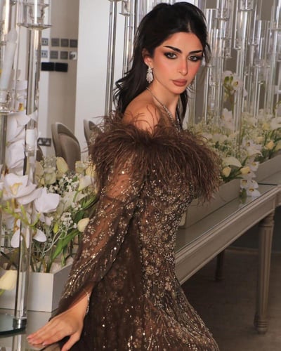 فستان سهره بني فخم مطرّز بالريش والكاب الراقي