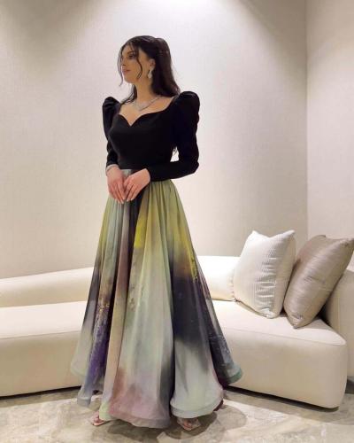 فستان سهرة أسود مع تنورة مطبعة بتدرجات عصرية